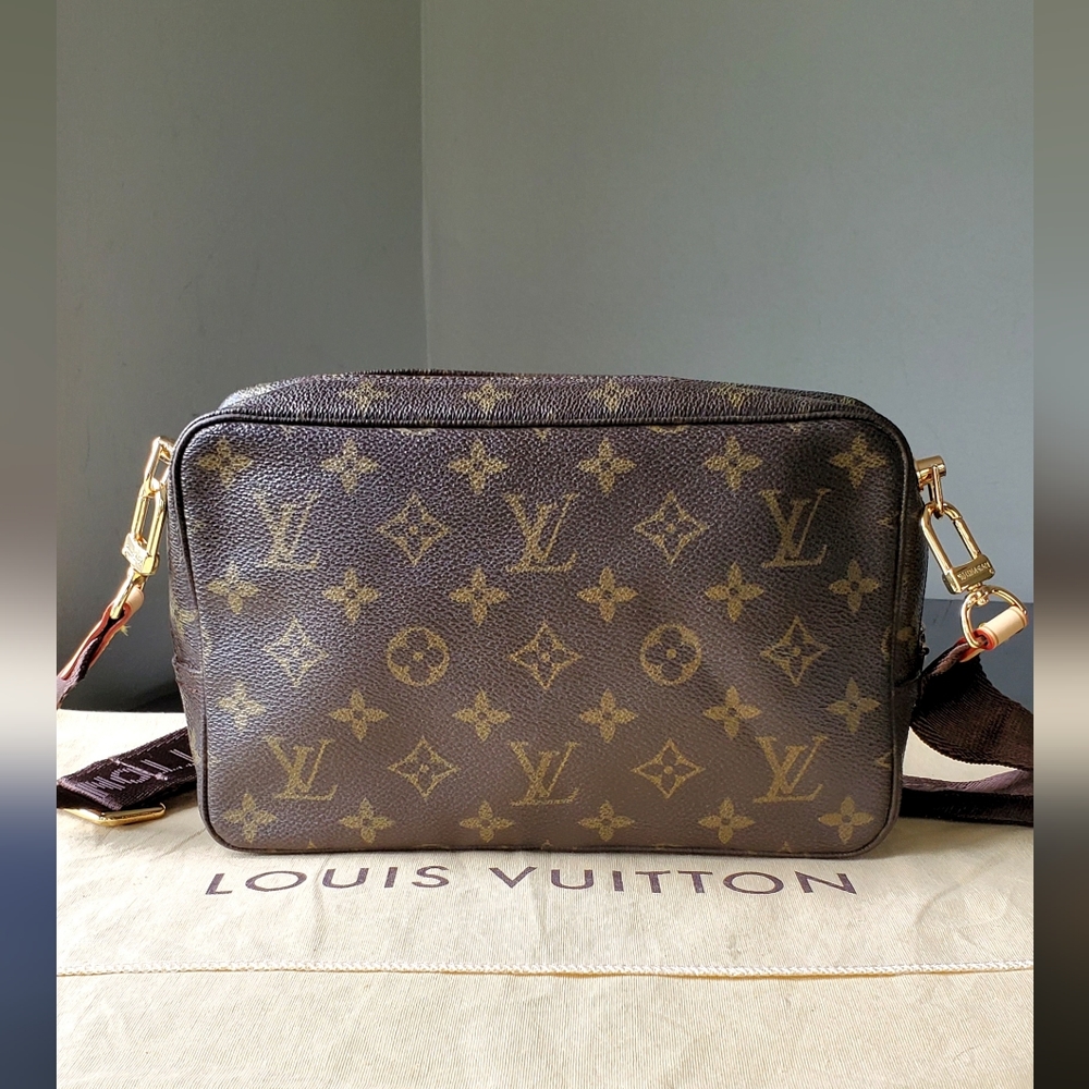 Authentic LOUIS VUITTON Trousse De Toilette 23 Crossbody Bag - Picture 4 of 13